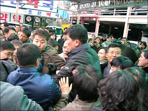 보건의료노조 소속 조합원들이 병원 진입을 시도하자 병원 쪽 직원들이 막고 있다. 